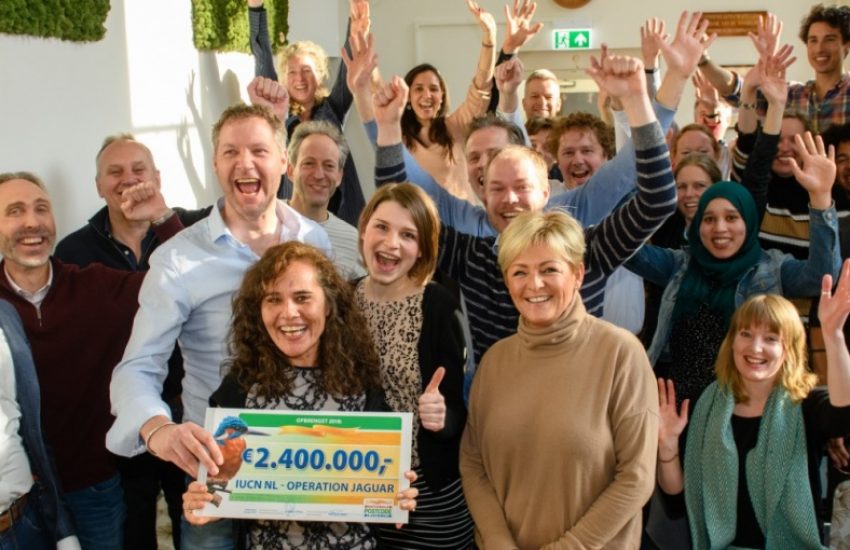 Het IUCN NL team ontvangt een cheque van 2,4 mieljoen euro