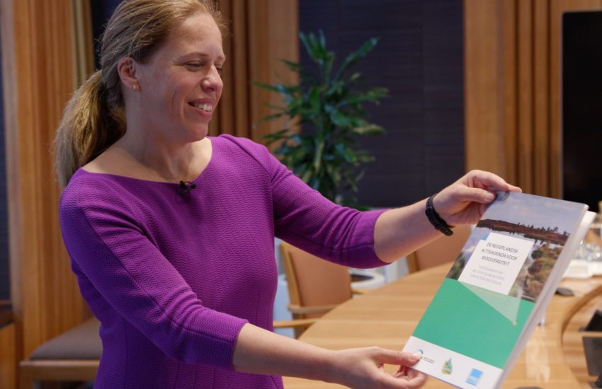 Actieagenda biodiversiteit aangeboden aan Carola Schouten