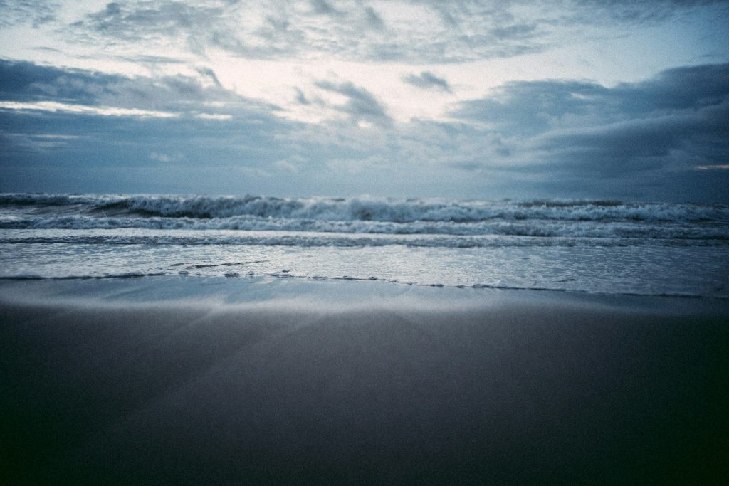 Zwart zand kust van Filipijnen